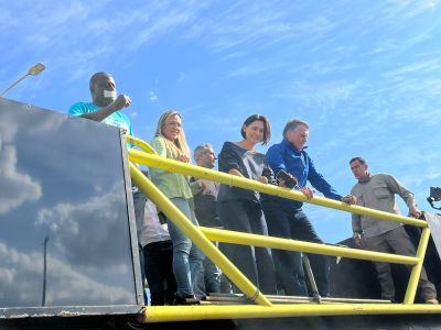 Jair Bolsonaro participa de motociata em Brasília junto com a família e com apoiadores