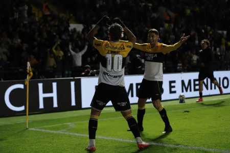 Time do Criciúma celebra gol diante do Cuiabá nesta terça-feira (29)
