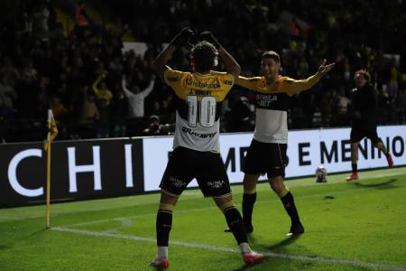 Time do Criciúma celebra gol diante do Cuiabá nesta terça-feira (29)