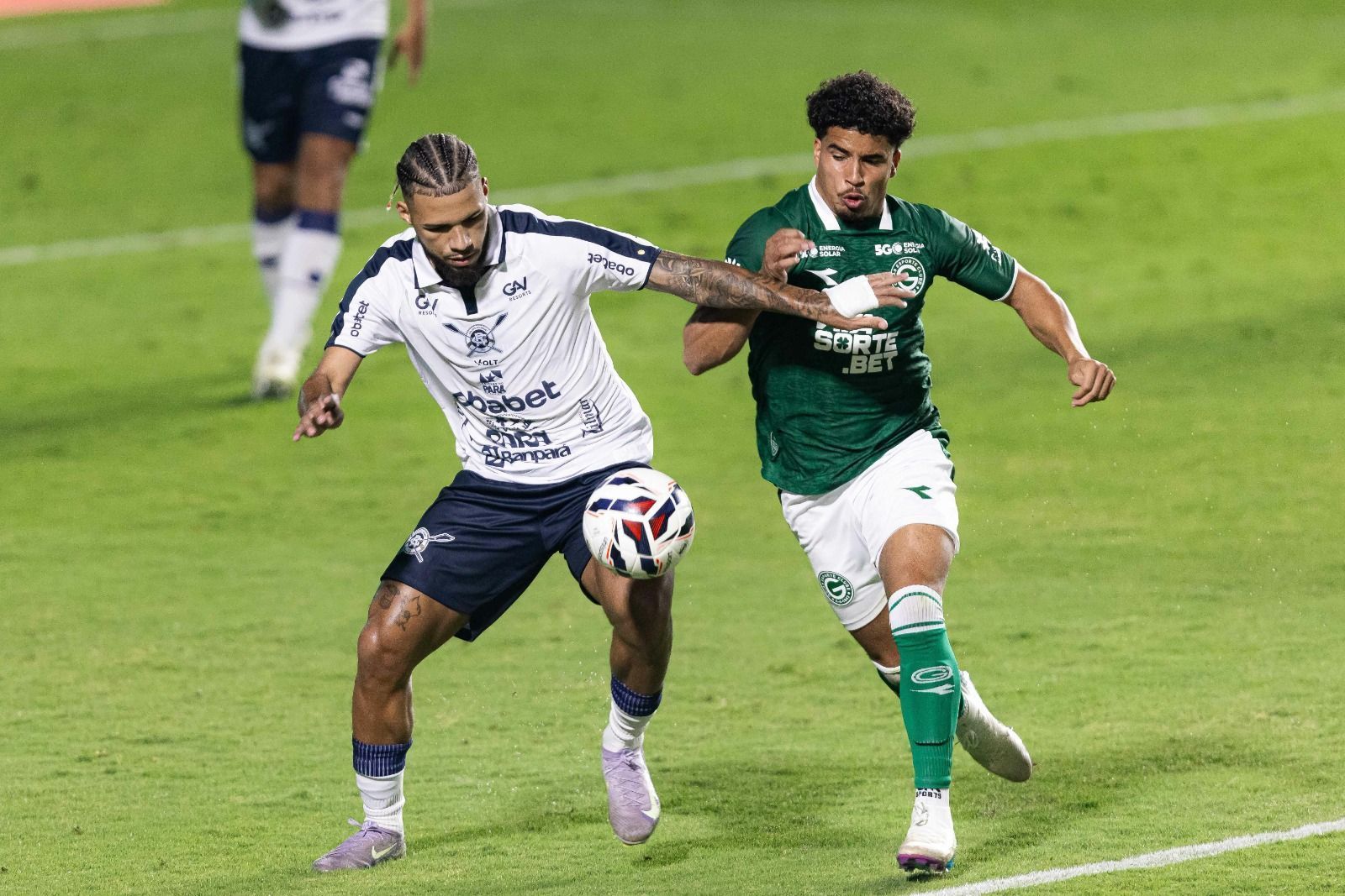 Ex-Cruzeiro brilha, e Goiás arranca empate contra o Remo em jogo movimentado na Série B