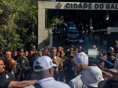 Jogadores do Atlético conversaram com torcedores antes de embarque ao Rio de Janeiro