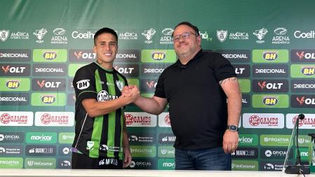 Titi Ortíz, reforço do América, ao lado de Fred Cascardo, diretor de futebol do clube,