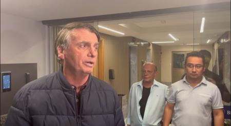Ex-presidente Jair Bolsonaro saindo da sede do PL, em Brasília