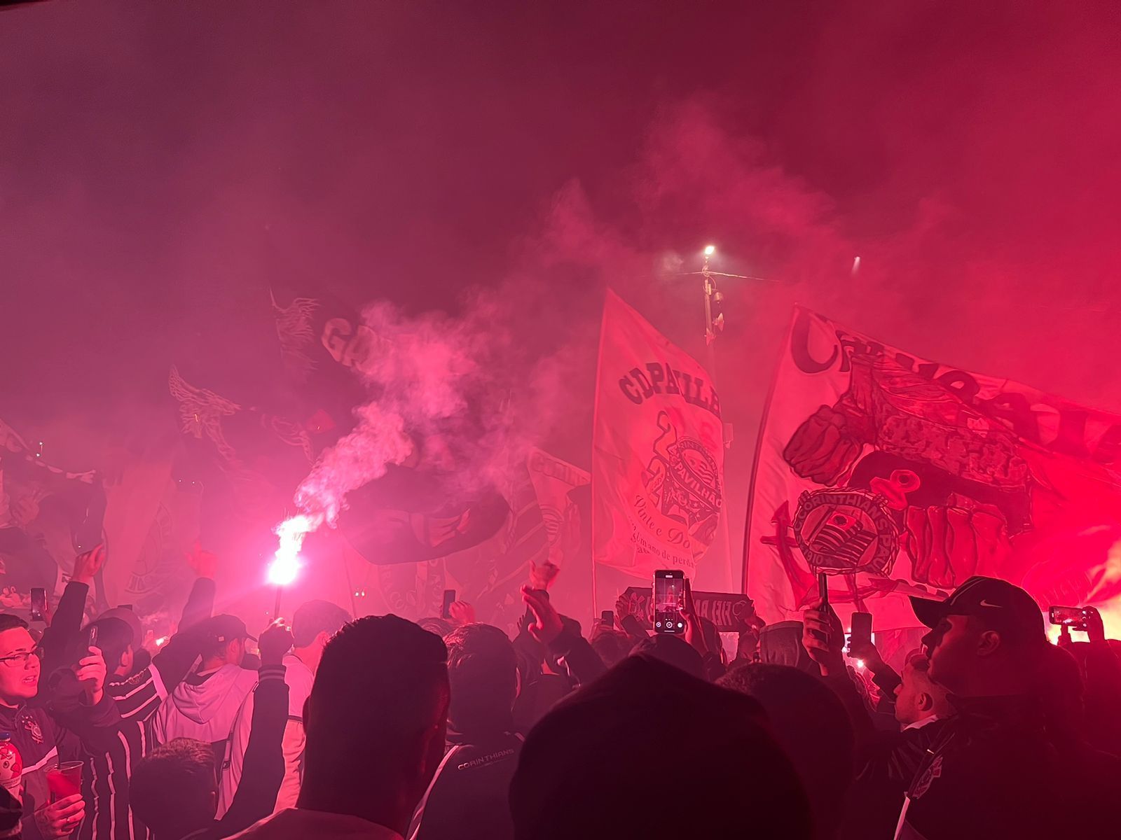 Assista à festa da torcida do Corinthians antes de clássico com Palmeiras