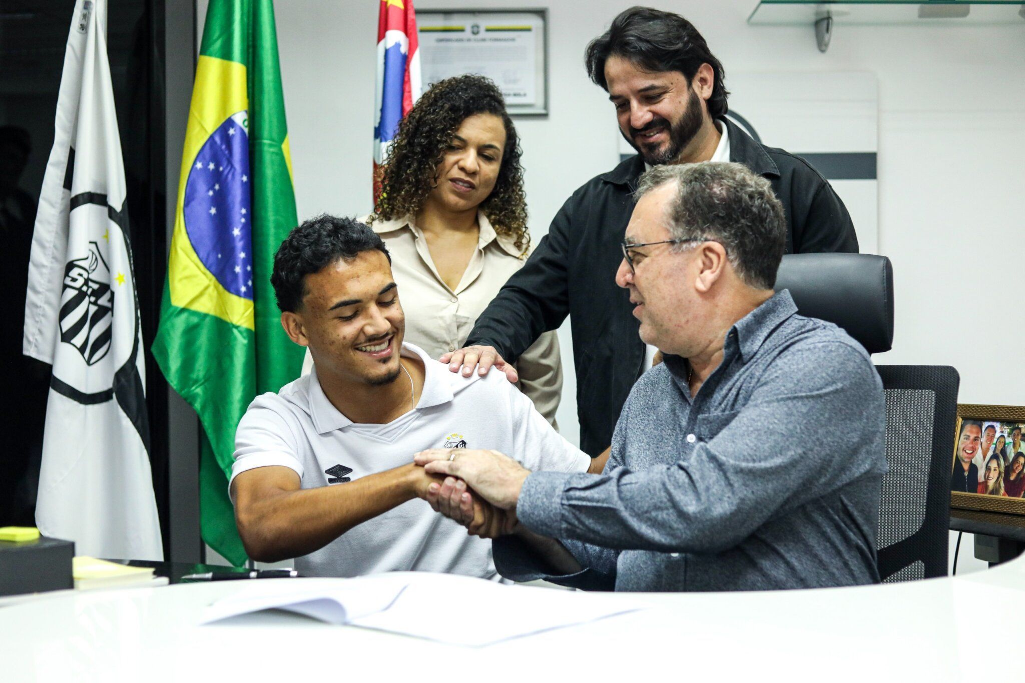 Santos renova contrato de joia da base; veja detalhes