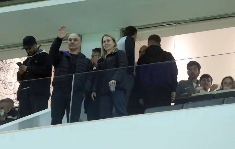 Moraes vai a estádio em SP após sanções dos EUA e evita comentários sobre caso