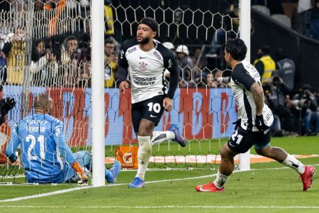 Memphis Depay garantiu a vitória corintiana contra o Palmeiras