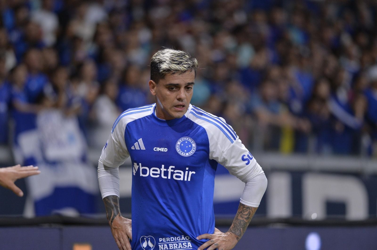Titular do Cruzeiro critica arbitragem e levanta hipótese após falta de Pottker em Fagner