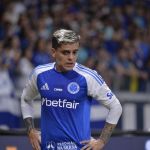 Titular do Cruzeiro critica arbitragem e levanta hipótese após falta de Pottker em Fagner