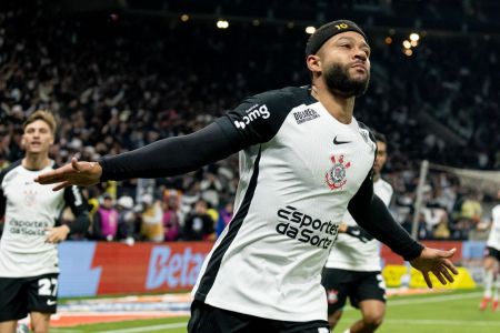 Memphis Depay garantiu a vitória do Corinthians sobre o Palmeiras