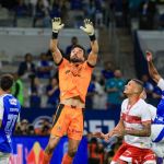 Goleiro 'roqueiro' do CRB brilha, segura pressão do Cruzeiro e recebe nota 10