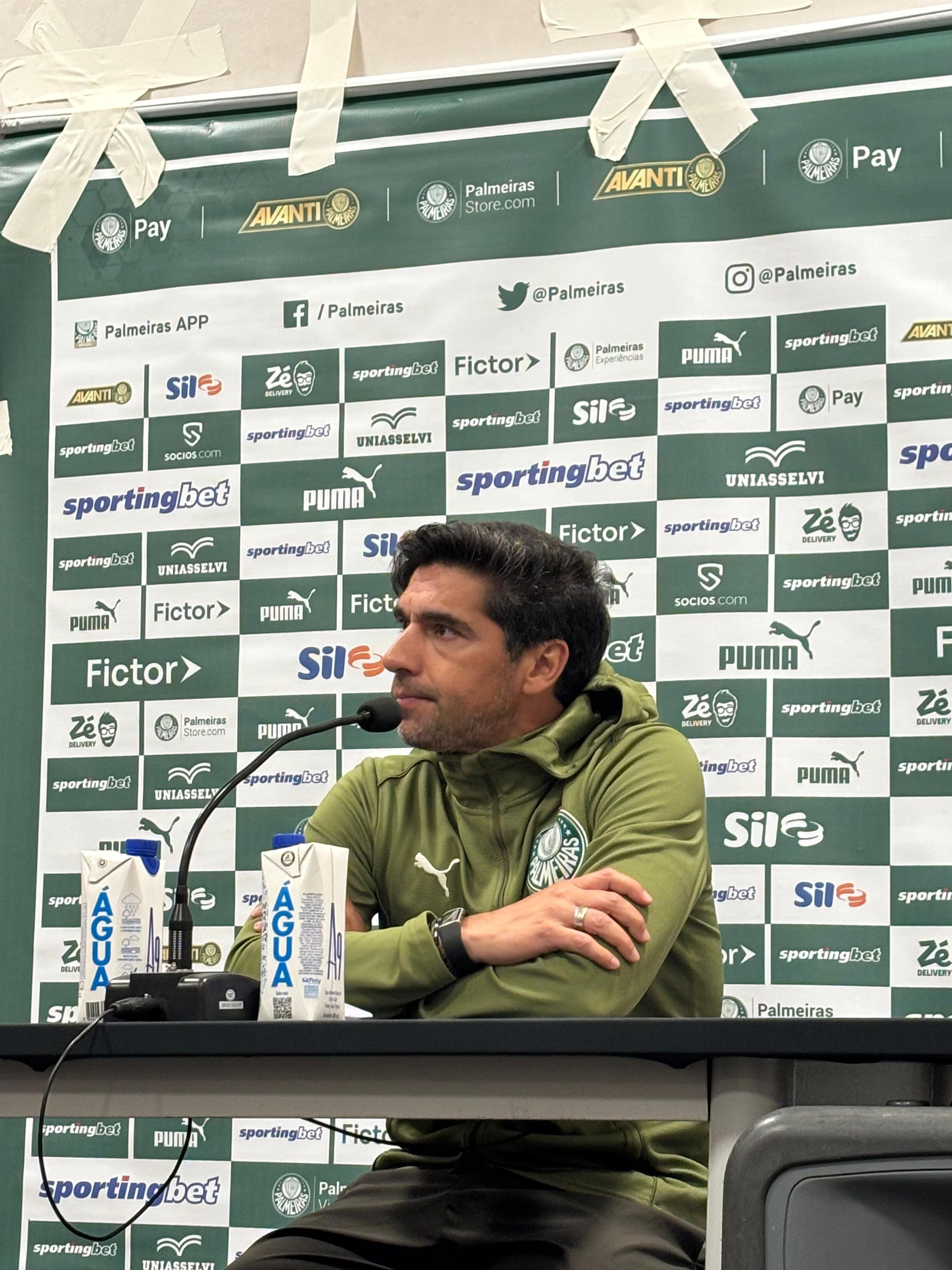 Frustrado, Abel ‘abandona’ coletiva após derrota do Palmeiras em clássico