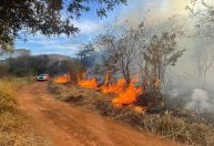 Bombeiros combatem queimadas em Montes Claros