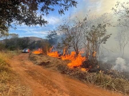 Corpo de Bombeiros combatem queimadas em patrimônio ambiental de Montes Claros