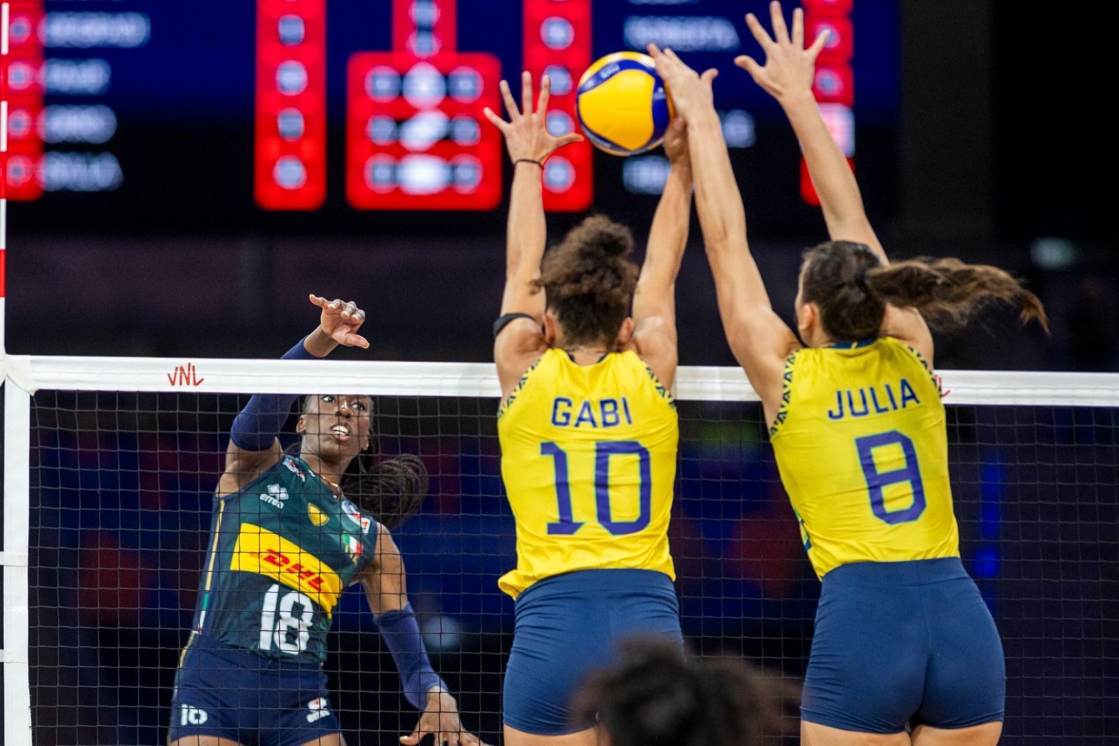 Vôlei: Egonu quer brasileiro como treinador e se derrete por Gabi