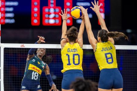 Brasil e Itália durante VNL 2025