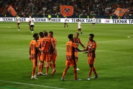 Jogadores do Shakhtar celebram gol diante do Besiktas, da Turquia