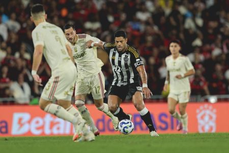 Hulk durante a partida entre Flamengo e Atlético no Maracanã