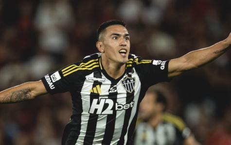 Cuello celebra gol em vitória do Atlético sobre o Flamengo no Maracanã