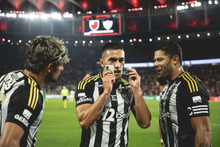 Cuello (centro) marcou o gol da vitória do Atlético contra o Flamengo no Maracanã