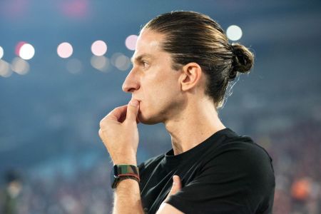 Filipe Luís, do Flamengo, em ação na derrota para o Atlético