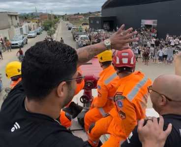 Ídolo do Atlético, Hulk vai a evento religioso em Almenara, no interior de Minas Gerais