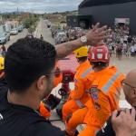 Ídolo do Atlético, Hulk chega a evento em caminhão de bombeiros e atrai multidão