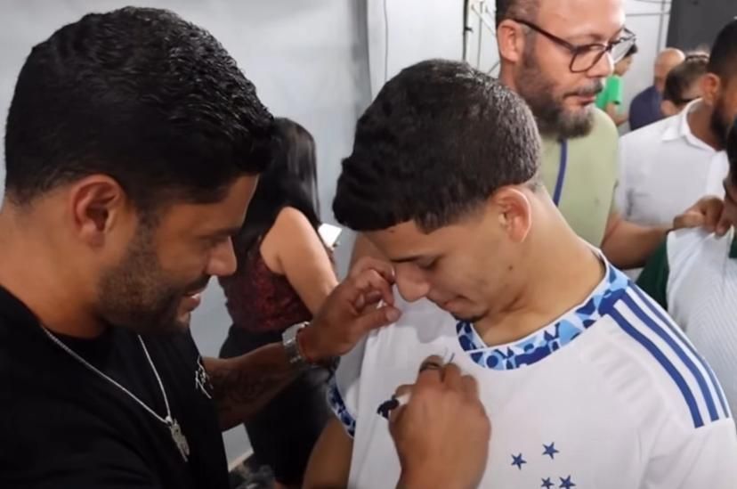 Ídolo do Atlético, Hulk assina camisa de torcedor do Cruzeiro no interior de Minas