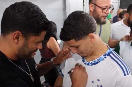 Ídolo do Atlético, Hulk assinou camisa de torcedor do Cruzeiro em Almanara, no Vale do Jequitinhonha