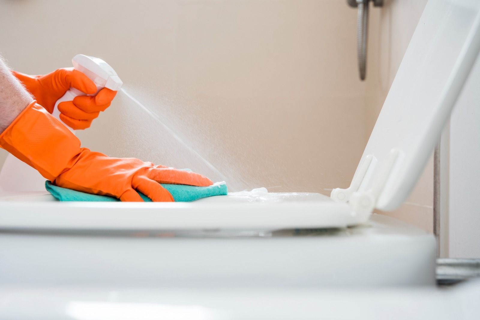 Por que você deve jogar sal no vaso sanitário e com que frequência você deve fazer isso