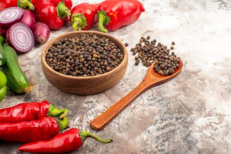 Tigela com pimenta do reino