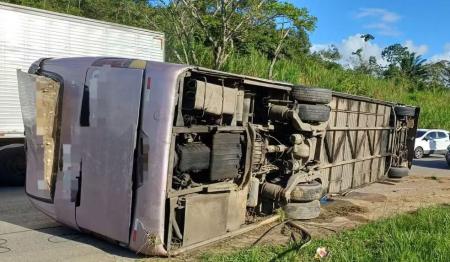 Ônibus com torcedores do Bahia tombou na BR-101, em Pernambuco