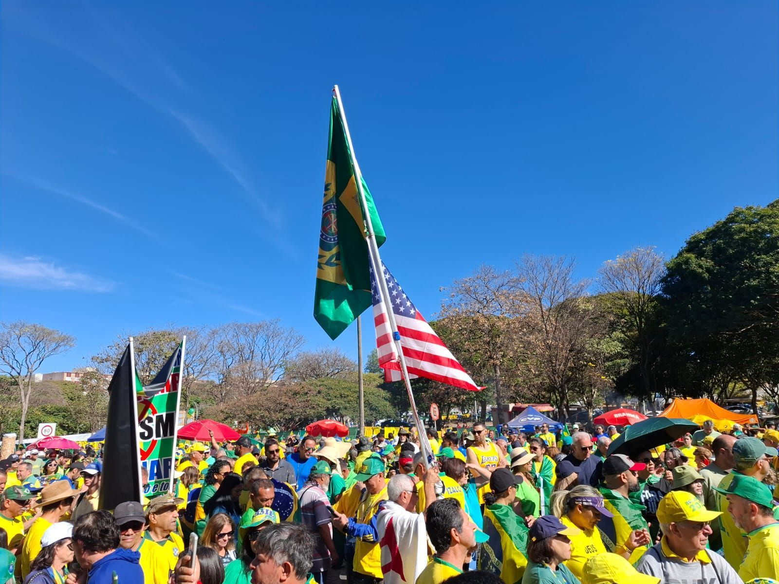 Em Brasília, manifestantes celebram Trump e culpam Lula por 'tarifaço'