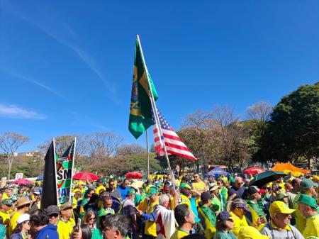 Manifestantes celebraram sanções ao Brasil impostas pelo presidente dos EUA, Donald Trump