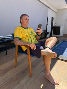 Ex-presidente Bolsonaro acompanha tudo pelo celular