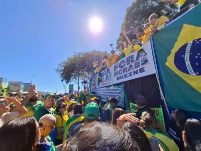 De cima do trio, deputada Carolina de Toni (PL-SC) discursa para apoiadores de Bolsonaro
