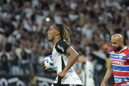 Carrillo, do Corinthians, comemora gol marcado diante do Fortaleza