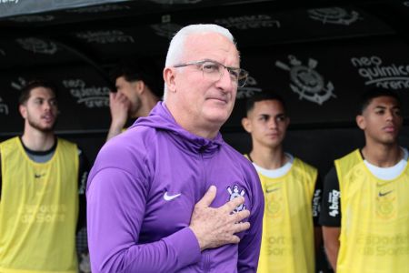 Dorival Júnior comandou o Corinthians no empate com o Fortaleza neste domingo (3)