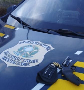 Caminhoneiro bêbado ameaça condutores com arma na Fernão Dias e é preso na Grande BH