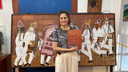 Diretora da Editora Unimontes, Maria Clara segurando reedição de obra clássica sobre Montes Claros