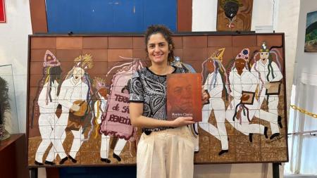Diretora da Editora Unimontes, Maria Clara segurando reedição de obra clássica sobre Montes Claros