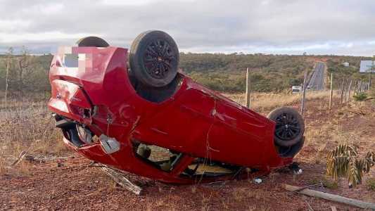 Carro capotado na MGC-135 após condutora perder o controle