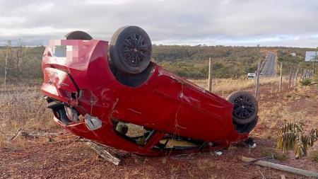Carro capotado na MGC-135 após condutora perder o controle