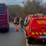 Família fica ferida após carro capotar em ribanceira em Montes Claros
