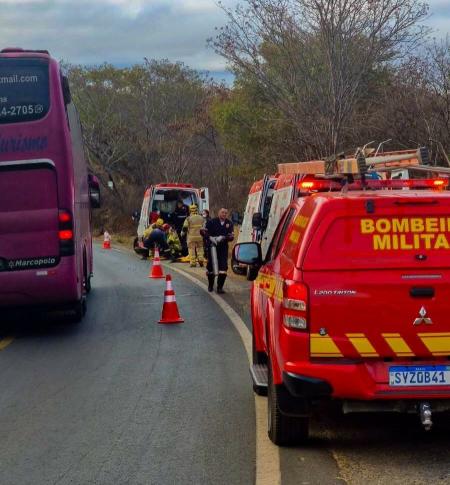 Corpo de Bombeiros atuando em local do acidente