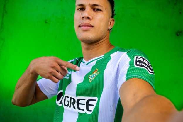 Vasco busca garantias financeiras por Deossa, do Real Betis; entenda