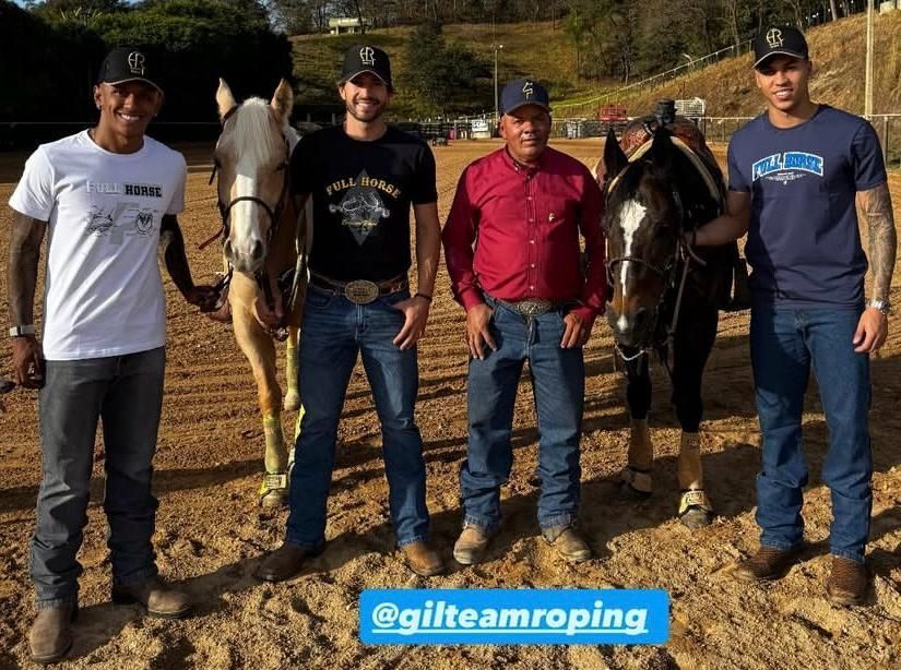 Kaio Jorge e Lucas Silva ‘batizam novo vaqueiro’ do Cruzeiro em haras de Contagem