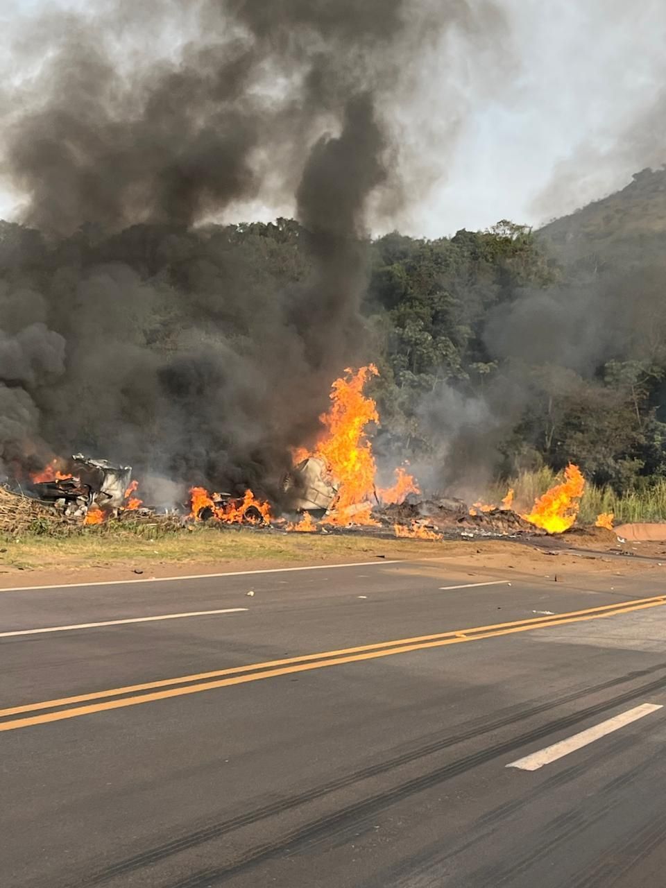 Motorista de carreta bi-trem que pegou fogo na BR-040, em Congonhas (MG), morre