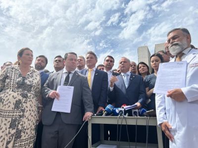 Deputados e senadores de oposição em coletiva de imprensa