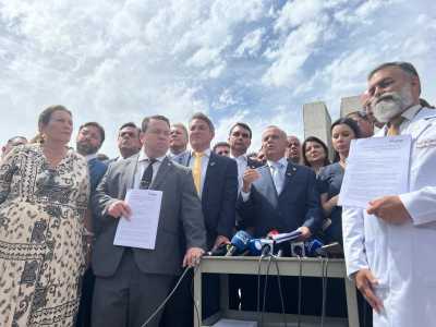 Deputados e senadores de oposição em coletiva de imprensa